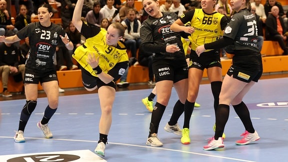 Torwurfszene im Handballspiel Borussia Dortmund vs. BSV Sachsen Zwickau