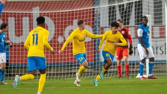 Spieler des 1. FC Lok Leipzig (gelbe Trikots) freuen sich über den Treffer zum 1:1