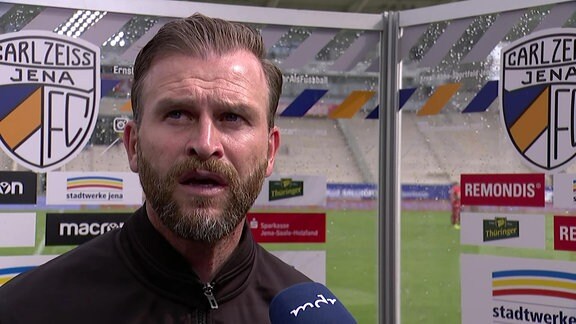 FC Carl Zeiss Jenas Coach René Klingbeil am MDR-Mikrofon nach dem Unentschieden gegen Babelsberg