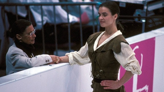Katarina Witt (re.) und Trainerin Jutta Müller bei den Olympischen Winterspielen 1994