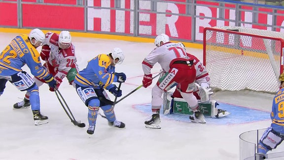 Die Spieler der Eisbären Regensburg versuchen einen Schuss der Lausitzer Füchse zu blocken.