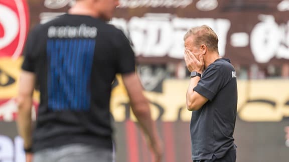 Markus Anfang (Trainer von Dynamo Dresden) kann nicht mehr hinschauen