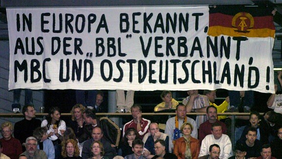 Zur bevorstehenden Insolvenz ihres Klubs haben sich die Fans einen passenden Spruch ausgedacht: "In Europa bekannt, aus der BBL verbannt, MBC und Ostdeutschland"