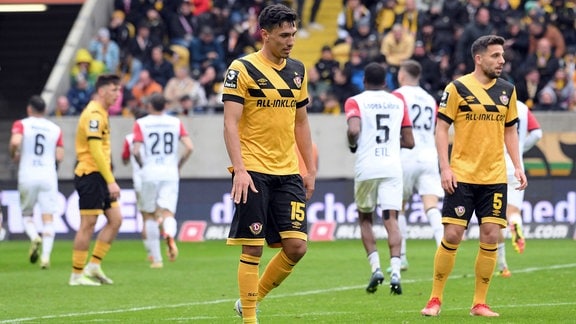 Claudio Kammerknecht SG Dynamo Dresden Mitte und Ahmet Arslan SG Dynamo Dresden re., nach dem erneuten Gegentor zum 0:2. 