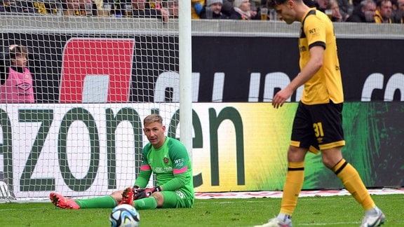 Kevin Broll Torwart, SG Dynamo Dresden li. und Jakob Lewald SG Dynamo Dresden re., nach dem erneuten Gegentor zum 0:2.