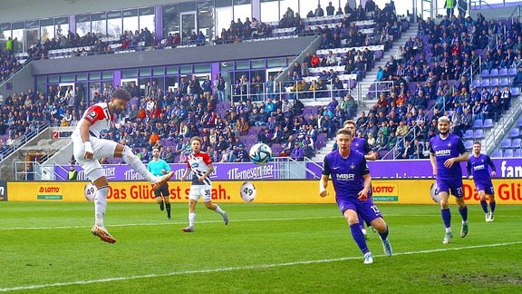 André Becker (Köln) trift per Kopf zum 0:1, rechts Erik Majetschak (Aue)