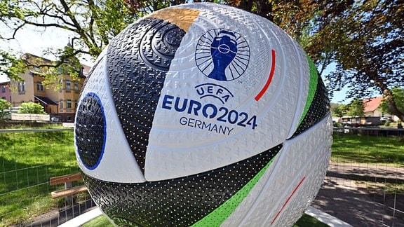 Ein überdimensionaler Fußball mit dem Logo des europäischen Fußballverbands UEFA ist im Stadtzentrum von Blankenhain aufgestellt.