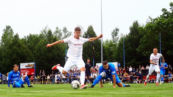 Jahn Herrmann (Zwickau) ,trift zum 0:1, rechts am Boden Philip Berkefeld (Crossen) Testspiel-Fußball TSV Crossen - FSV Zwickau