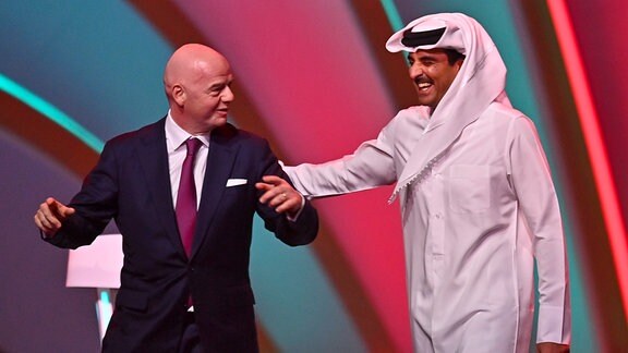FIFA-Präsident Gianni Infantino (l.) und der Emir von Katar, Scheich Tamim bin Hamad al-Thani