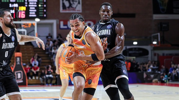 Basketballspieler im Kampf um den Ball.