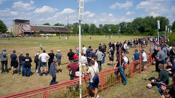 Zuschauer bei einem Fußballspiel
