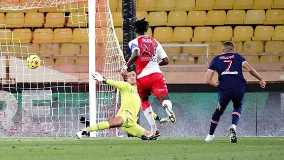 Kylian Mbappe von PSG gegen Gabriel Pereira von AS Monaco