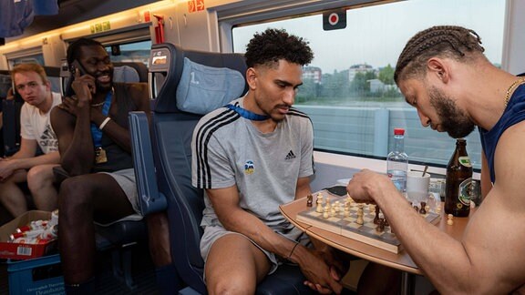 Sportler spielen Schach im Zug