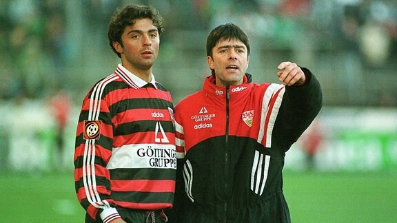 Sreto Ristic (li.) erhält vor der Einwechslung seine Einweisung durch Trainer Joachim Löw, Fußball 1. BL Herren Saison 1997/1998