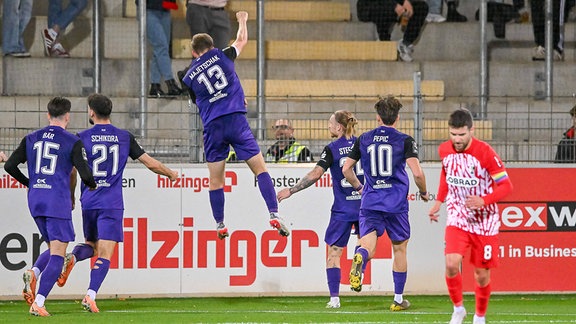 Torjubel zum Tor zum 1:0 durch Erik Majetschak (FC Erzgebirge Aue, 13)