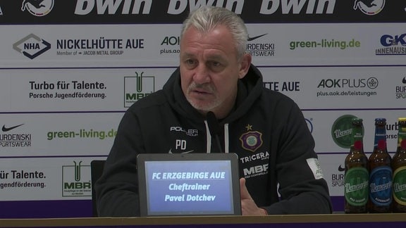 Pavel Dotschev bei einer Pressekonferenz