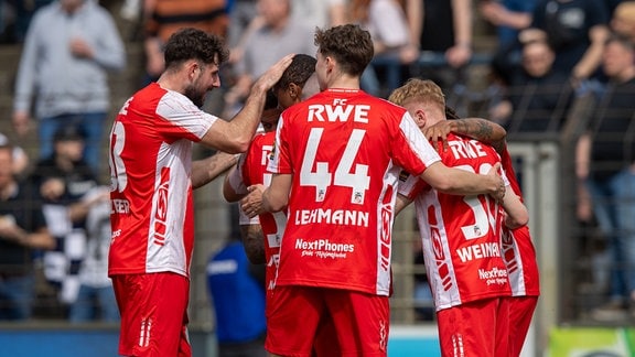 Spieler von Rot Weiss Erfurt freuen sich.