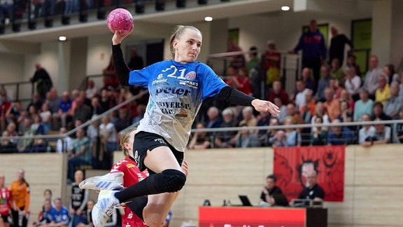 Annika Lott wirft den Ball.