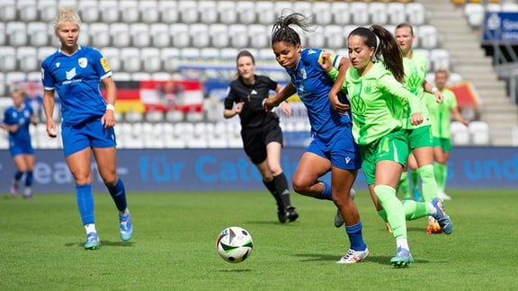 Zweikampf Nuria Rabano Blanco (Wolfsburg) gegen Josephine Afua Bonsu (Jena) 