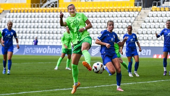 Alexandra Popp (11, VfL Wolfsburg) erzielt mit der Hacke das 1:0 für die Gäste aus Wolfsburg