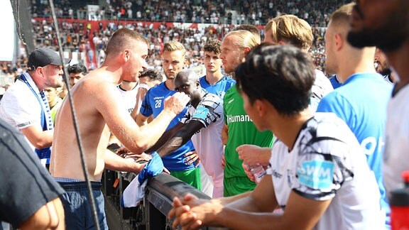Ein Fan vom FC Magdeburg spricht der Mannschaft Mut zu nach dem Spiel