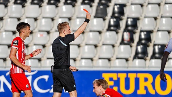 Jonas Nietfeld (Hallescher FC, 33) bekommt die rote Karte von Schiedsrichter Luca Juergensen