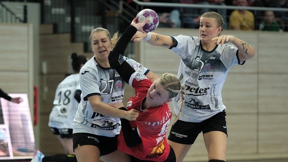 Szene aus dem Handballspiel SV Union Halle-Neustadt, Wildcats, vs. Thueringer HC: Kerstin Kuendig (THC, 27), Janne-Lotta Woch (Halle, 6) und Sara Ronningen (THC, 10)