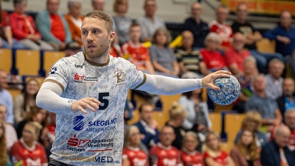 Handballspieler Lukas Wucherpfennig (5, Elbflorenz) während eines Spiels