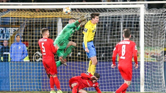 Tor für Jena, Maximilian Rohr (3, Jena) trifft zum 2:1 gegen Torhüter Johannes Brinkies (1, Zwickau) 