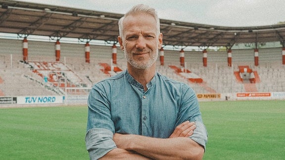 Der neue HFC-Trainer Mark Zimmermann steht im Stadion des Halleschen FC