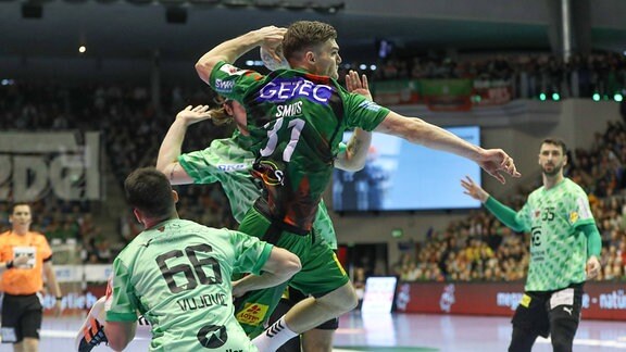 Kay Smits Magdeburg, 31, wirft ein Tor