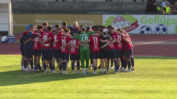 FC Eilenburg Spieler stehen im Kreis