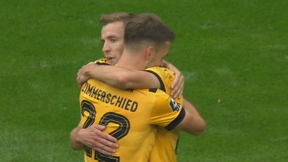 Zwei Dresdner Spieler umarmen sich