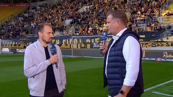 René Kindermann interviewt MDR-Fußballexperte Toni Wachsmuth.