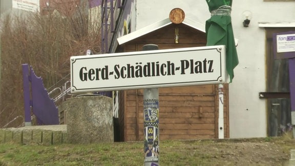 Schild mit der Aufschrift "Gerd-Schädlich-Platz"