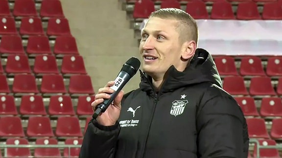 Amnsprache an die Fans im Stadion - Kapitän Marc-Philipp Zimmermann 