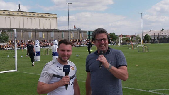 Die beiden Kommentatoren auf dem Trainigsplatz der Dresdener SG Dynamo.