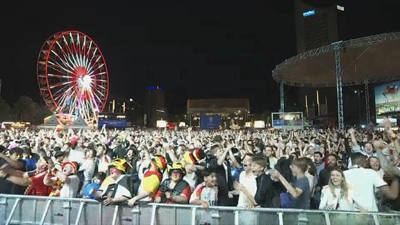 Fans jubeln auf dem Fanfest Leipzig