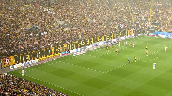 Ein Fussballspiel in einem vollen Stadion.