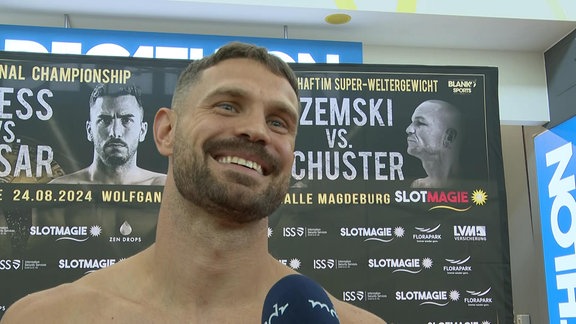 Boxer Roman Fress nach dem Wiegen vor seinem Kampf gegen Yasin Basar bei der Gala in Magdeburg.