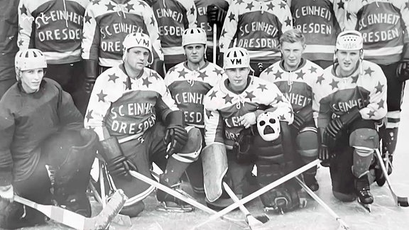 Historisches Schwarzweiß-Bild der Eishockeymannschaft SC Einheit Dresden