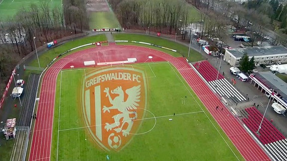 Stadion des FC Greifswald mit eingeblendetem Logo.