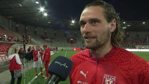 Jonas Nietfeld (Hallescher FC) im Interview nach dem 2:0-Sieg und Einzug ins Landespokalfinale gegen den VfL Halle 96.