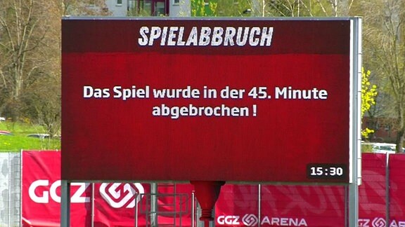 FSV Zwickau - Rot-Weiss Essen: Auf der Anzeigetafel wird über den Spielabbruch informiert.