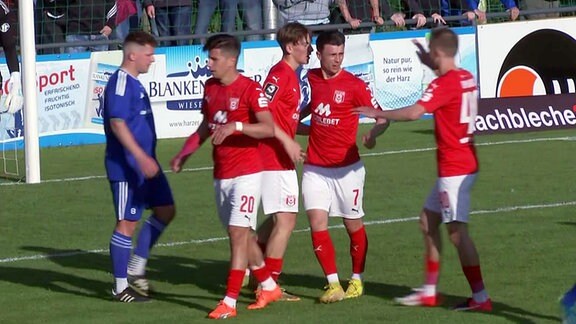 SV Westerhausen - Hallescher FC: Jubel nach dem 2:0 durch Leon Damer (Nr. 7)