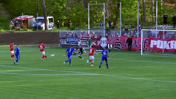 SV Westerhausen - Hallescher FC: Andor Belyki lupft den Ball zum 4:0 ins Tor 