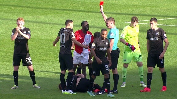 Erich Berko vom Halleschen FC bekommt nach einem Foulspiel vom Schiedsrichter die Rote Karte gezeigt.