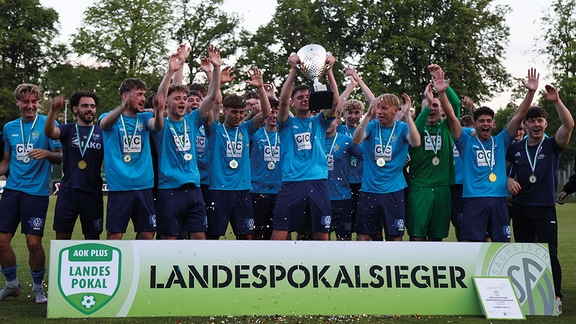 Jubel beim Chemnitzer FC. Durch den Sachsenpokal-Triumph sind die himmelblauen A-Junioren in der kommenden Saison für den DFB-Pokal qualifiziert.