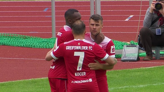 Greifswalder FC - ZFC Meuselwitz: Jubel nach dem 2:1 durch Manasse Eshele