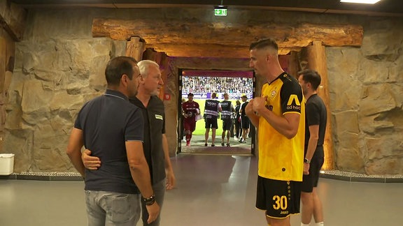 Stefan Kutschke (re./Dynamo Dresden) diskutiert mit dem Auer Trainer Pavel Dotchev (2.v.l.) nach dem Spiel über den Platzverweis.